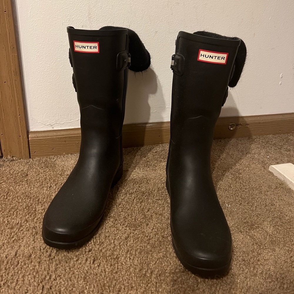 Huntress hunter boots refined short wide calf size 8. Gorgeous!